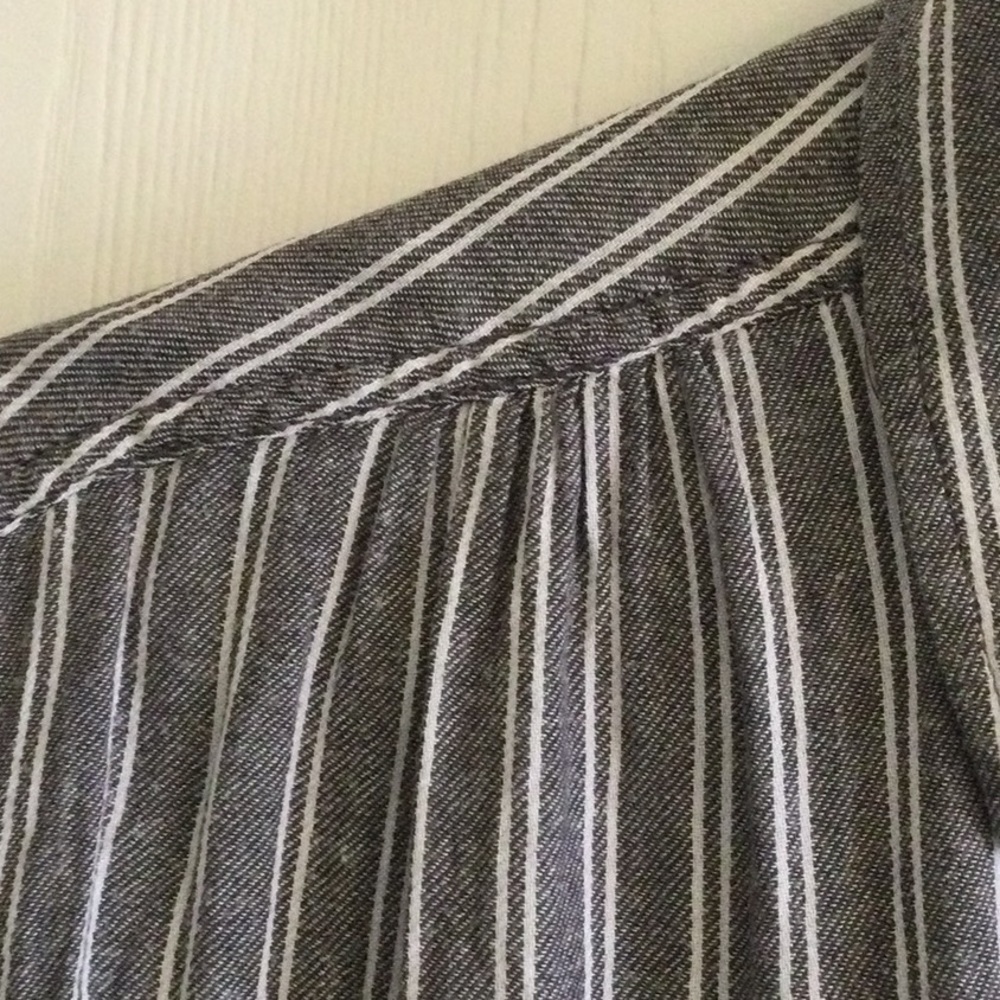 Sleeveless Striped Blouse - Picture 3 of 9